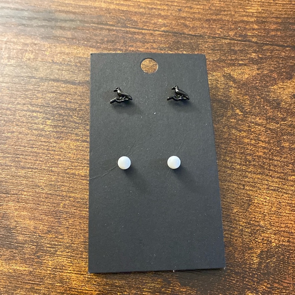 Crow and white ball stud earrings 2 pair set